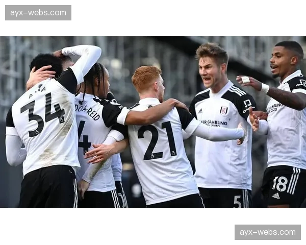 趣味花絮:英超狼队对阵富勒姆,场边球童飞速捡球获主帅鼓掌致意。